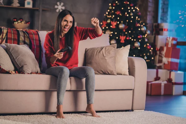 Foto von jungen schönen attraktiven verrückt aufgeregt lächelnd positive Frau sitzen Sofa spielen gewinnen Videospiel schreien yeah zu Hause Haus — Stockfoto