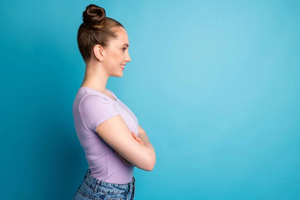 Foto de perfil de atractiva dama adolescente confiada dos bollos de buen humor brazos freelancer cruzados mira espacio vacío concentrado desgaste casual camiseta púrpura aislado color azul fondo —  Fotos de Stock