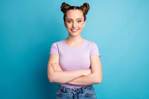 Photo of attractive teen lady two funny buns good mood toothy white smile charming nice person biznes freelancer arms cross wear casual purpurowy t-shirt odizolowany niebieski kolor tła — Zdjęcie stockowe