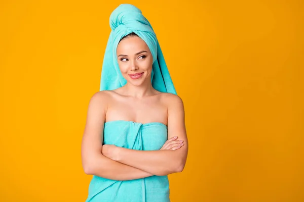 Retrato de adorável bonita senhora cruzou os braços olhar espaço vazio turquesa toalha isolada no fundo cor amarela — Fotografia de Stock