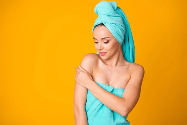 Φωτογραφία από ελκυστική νεαρή κοπέλα βραχίονα αφής ώμου απολαμβάνοντας μαλακό δέρμα teal πετσέτα απομονώνονται σε κίτρινο χρώμα φόντο — Φωτογραφία Αρχείου