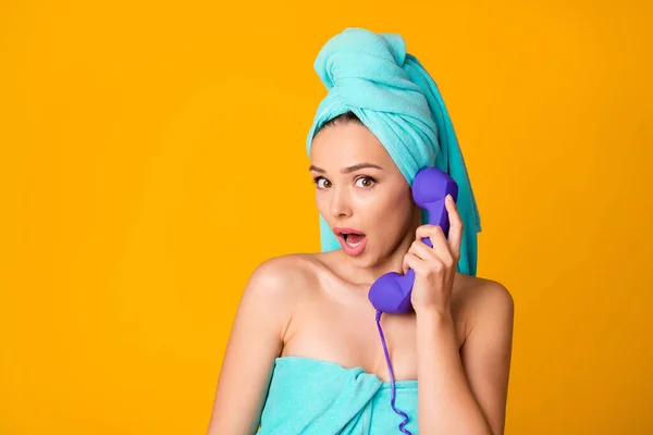 Foto de bela pessoa impressionada usar telefone antigo boca aberta toalha turquesa isolada no fundo de cor amarela — Fotografia de Stock