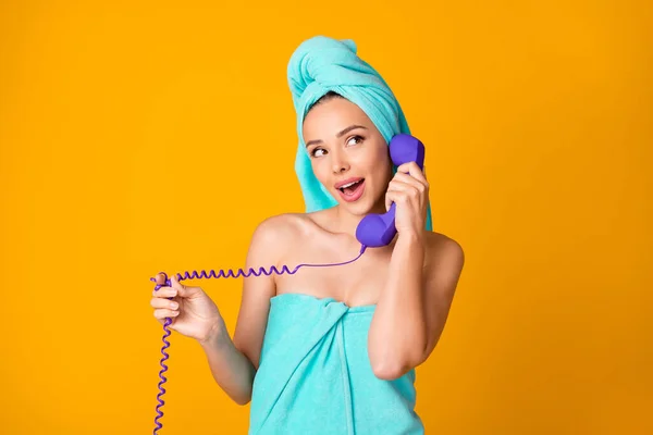 Foto di persona attraente chatta dire vecchio telefono sguardo vuoto asciugamano verde acqua isolato su sfondo di colore giallo — Foto Stock