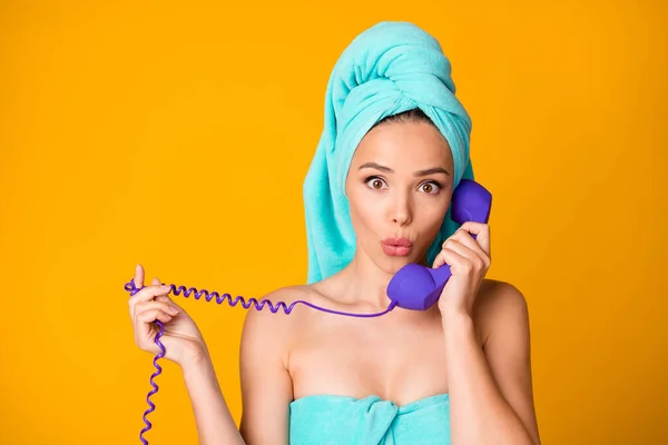 Foto de pessoa atraente conversando dizer telefone velho olhar espaço vazio toalha teal isolado no fundo cor amarela — Fotografia de Stock