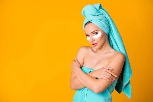 Foto van aantrekkelijke dame toegepast ooglapje gekruiste handen teal handdoek geïsoleerd op gele kleur achtergrond — Stockfoto