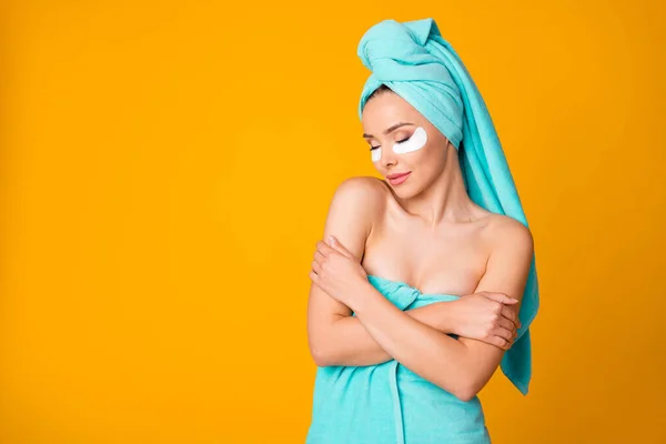 Φωτογραφία από ελκυστικό ικανοποιημένο ονειρικό πρόσωπο σταυρωμένα χέρια teal πετσέτα απομονώνονται σε κίτρινο χρώμα φόντο — Φωτογραφία Αρχείου