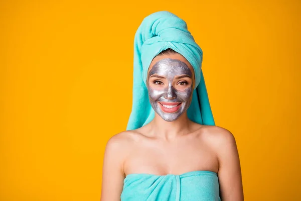 Foto de atractiva mujer joven feliz sonrisa salón tratamiento cuidado de la piel hidratante peeling aislado sobre fondo de color amarillo —  Fotos de Stock