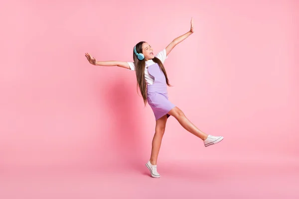 Pełne ciało zdjęcie szalonej dziewczyny słuchać muzyki na bezprzewodowych słuchawki taniec izolowany na pastelowym tle kolorów — Zdjęcie stockowe