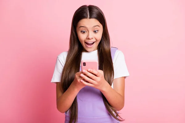 Foto de niña pequeña asombrada leer noticias de redes sociales teléfono celular usar blanco púrpura en general aislado sobre fondo de color pastel — Foto de Stock