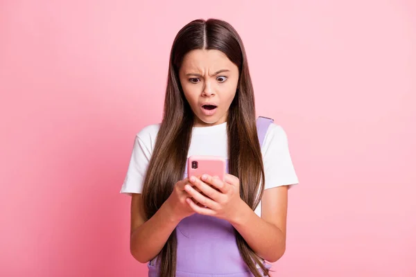 Foto de triste olhar menina criança surpreso na tela do smartphone desgaste branco violeta geral isolado no fundo cor pastel — Fotografia de Stock