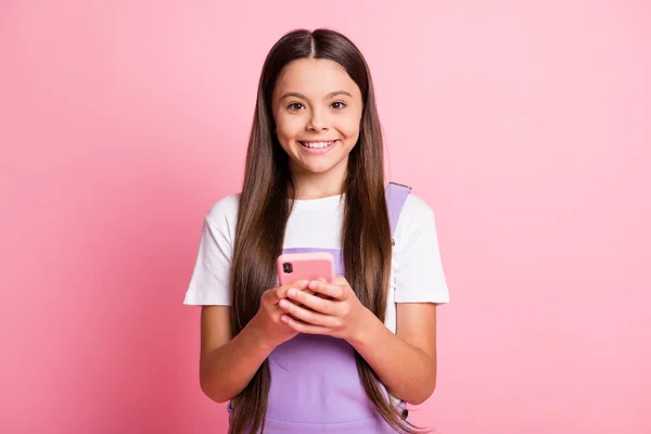 Foto de niña positiva sostener en las manos teléfono inteligente moderno llevar púrpura blanco en general aislado en el fondo de color pastel — Foto de Stock
