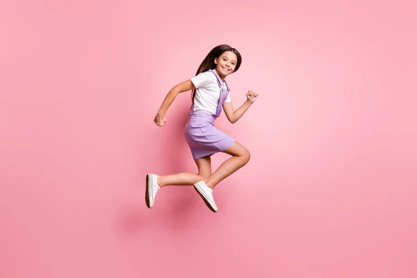 Volledige lengte lichaam grootte profiel zijaanzicht van haar ze mooi aantrekkelijk mooie doelgericht blij vrolijk vrolijk langharig meisje springen lopen geïsoleerd over roze pastel kleur achtergrond — Stockfoto