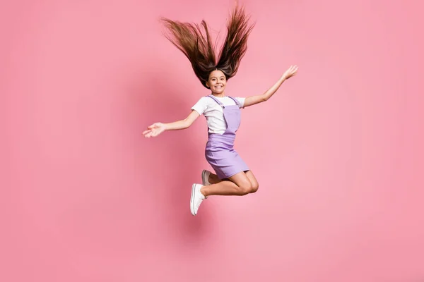 Teljes hosszúságú testméret kilátás rá ő szép vonzó szép bájos gondtalan boldog vidám vidám vidám hosszú hajú lány jumping szórakozás élvezi elszigetelt felett rózsaszín pasztell szín háttér — Stock Fotó