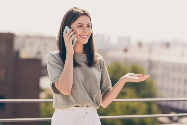 Fotografie de vesel adorabil doamnă mână ține telefon vorbesc cu partenerii de afaceri întâlnire sejur acoperiș cafenea în aer liber — Fotografie, imagine de stoc