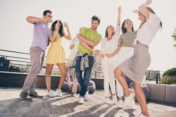 Foto de chicas guapas optimistas chicos guapos se divierten bailando fiesta en la azotea al aire libre —  Fotos de Stock