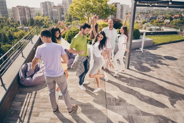 Photo de jolies filles adorables beaux mecs ont plaisir à danser partie sur le toit terrasse à l'extérieur — Photo