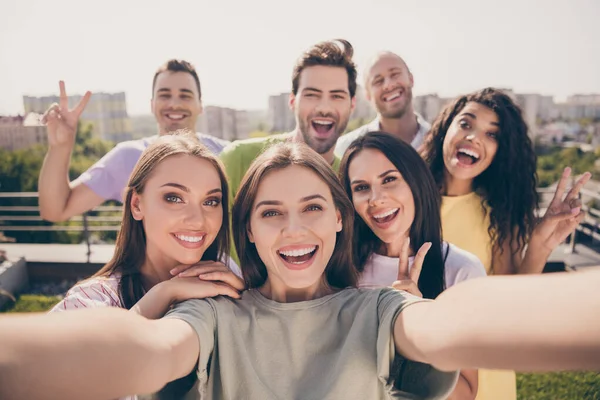 Foto av glada vackra flickor killar gör selfie show v-tecken ha kul fest på takterrassen utanför — Stockfoto
