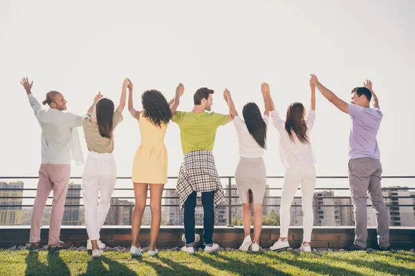 Foto av coola vackra flickor stiliga killar stående hålla händerna ha kul fest på takterrassen utanför — Stockfoto