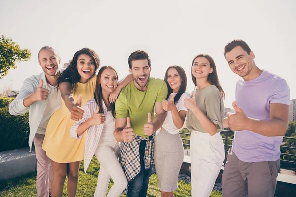 Photo de jeunes belles souriantes joyeuses bonne humeur groupe positif de personnes montrant pouce vers le haut à l'extérieur sur le toit — Photo