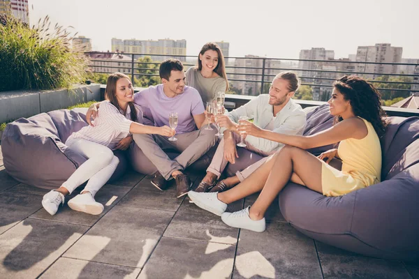 Foto av leende positiva glada glada glada glada grupp av ungdomar gör rostat bröd fira framgång utanför på taket — Stockfoto