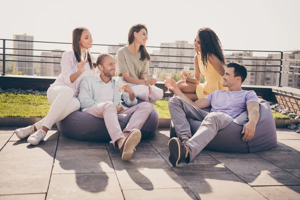 Foto av leende gott humör glad positiv glad glad grupp av ungdomar dricker champagne prata kommunicera på taket — Stockfoto