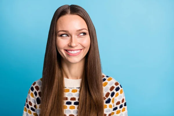 Foto van charmante glanzende jonge vrouw gekleed ornament pullover op zoek lege ruimte geïsoleerde blauwe kleur achtergrond — Stockfoto