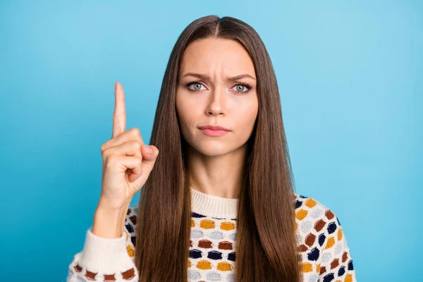 Foto de estricta mujer joven seria vestido adorno pulóver levantamiento dedo vacío espacio aislado color azul fondo —  Fotos de Stock