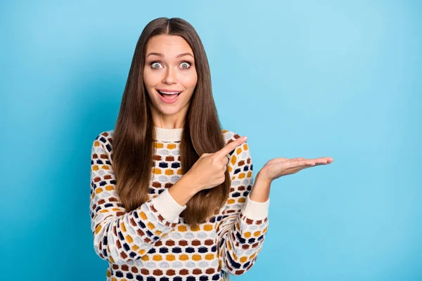 Foto van vrij verbaasd jonge dame dragen ornament trui wijzende vinger lege ruimte geïsoleerde blauwe kleur achtergrond — Stockfoto