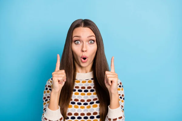 Foto van grappige onder de indruk jonge vrouw gekleed ornament pullover wijzende vingers lege ruimte geïsoleerde blauwe kleur achtergrond — Stockfoto