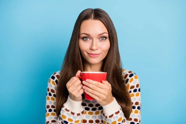 Foto de doce encantador jovem senhora usar camisola ornamento beber café copo vermelho isolado azul cor de fundo — Fotografia de Stock
