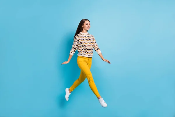 Volledige lengte foto van zoete schattig jonge dame dragen ornament trui lopen springen geïsoleerde blauwe kleur achtergrond — Stockfoto