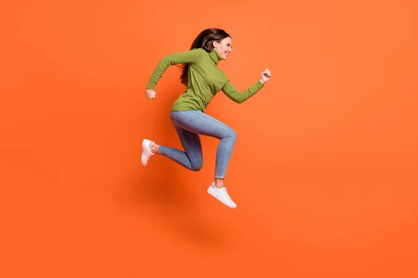 Πλήρες προφίλ σώματος φωτογραφία πλευρά του νεαρού τρελό κορίτσι άλμα τρέχει φορούν denim εξετάσουμε κενό χώρο που απομονώνονται πάνω από πορτοκαλί χρώμα φόντο — Φωτογραφία Αρχείου