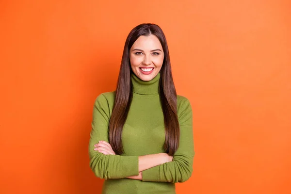 Fénykép a fiatal gyönyörű nő boldog pozitív mosoly hajtogatott kezek viselnek alkalmi ruhát elszigetelt felett narancs színű háttér — Stock Fotó