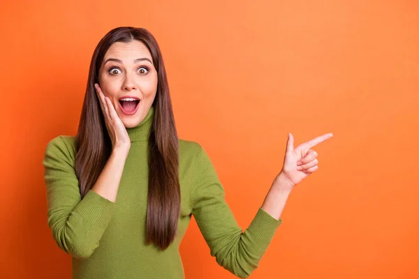 Foto von jungen attraktiven schockiert erstaunt glücklich überrascht halten Hand Wange Zeigefinger Kopierraum isoliert auf orangefarbenem Hintergrund — Stockfoto