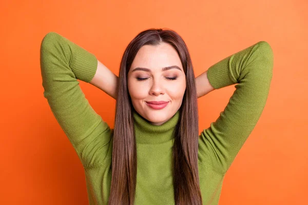 Arriba arriba de ángulo alto ver la foto de la joven hermosa chica encantadora de ensueño cogido de la mano detrás de la cabeza aislado en el fondo de color naranja —  Fotos de Stock