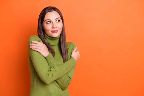 Retrato de jovem atraente sorrindo sonhador positivo encantador bonita menina olhar copyspace abraço-se isolado no fundo cor de laranja — Fotografia de Stock