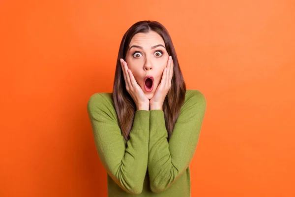 Ritratto di giovane attraente scioccato sorpreso sorpreso ragazza spaventata con bocca aperta tenere le guance isolate su sfondo di colore arancione — Foto Stock