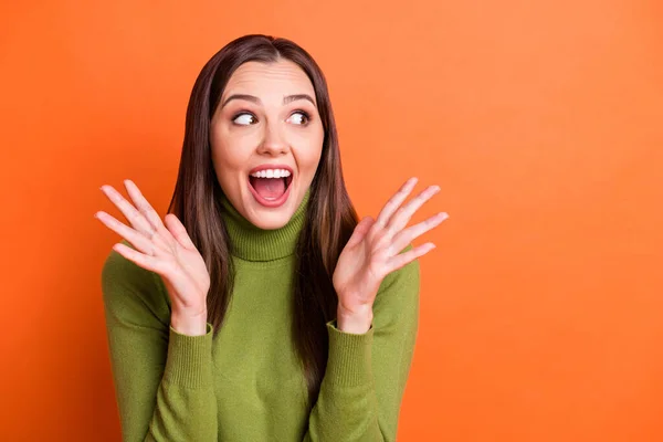 Portrét mladé vzrušený radost radostný úsměv veselá dívka vzhled copyspace držet ruce izolované na oranžovém pozadí — Stock fotografie