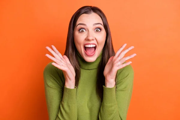 Portrét mladé šťastné vzrušený úsměv šokovaný dívka s otevřenými ústy izolované na oranžové barvy pozadí — Stock fotografie