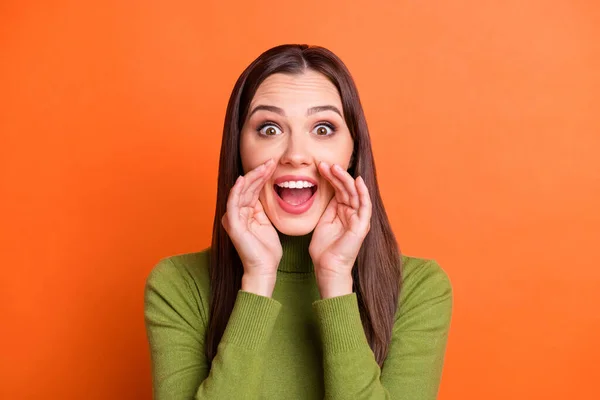 Retrato de joven hermosa feliz emocionada chica sorprendida sostener la boca grito grito aislado sobre fondo de color naranja —  Fotos de Stock