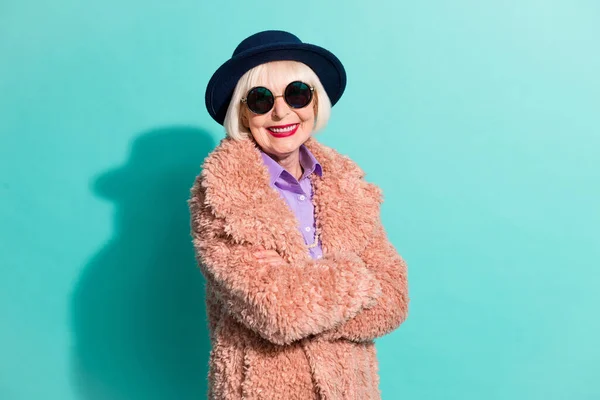 Φωτογραφία από αξιολάτρευτο γοητευτικό ηλικιωμένη κυρία φορούν ρετρό σακάκι μαντίλα χέρια σταυρωμένα απομονωμένο φόντο teal χρώμα — Φωτογραφία Αρχείου