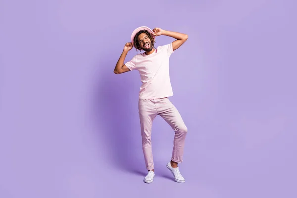 Full size foto van jong afro knap positief gelukkig vrolijk man man poseren dansen geïsoleerd op violette kleur achtergrond — Stockfoto