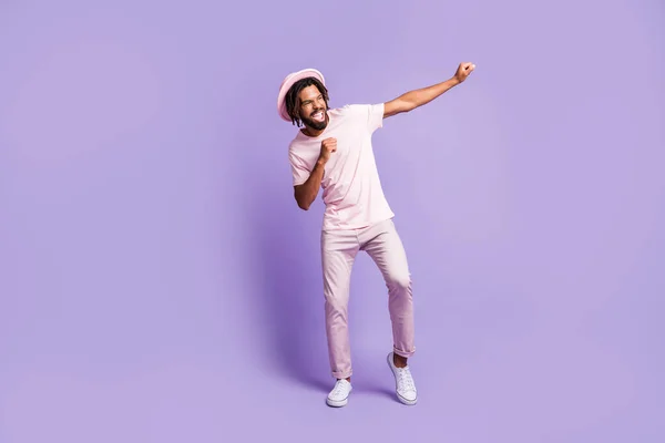 Plná velikost fotografie mladého pohledného afro šílený vzrušený šťastný muž chlap tanec vzhled copyspace izolované na fialové barvy pozadí — Stock fotografie