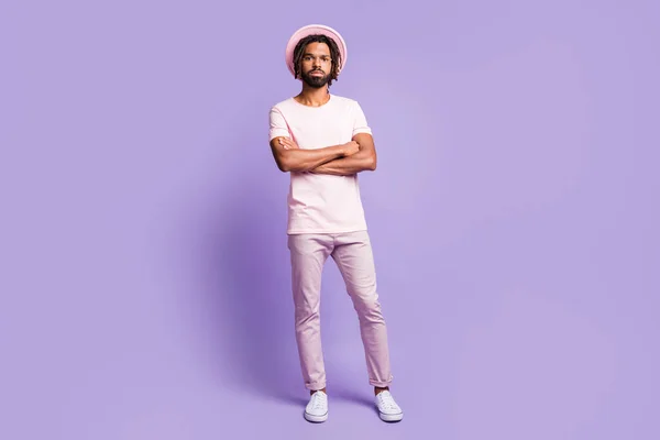 Full size zdjęcie młody afro poważne pewny siebie mężczyzna facet z skrzyżowanymi ramionami wygląd aparat odizolowany na fioletowy kolor tła — Zdjęcie stockowe