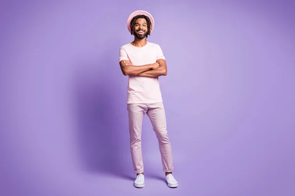 Foto em tamanho completo de jovem africano positivo confiante sorridente cara homem com as mãos cruzadas olhar câmera isolada no fundo cor violeta — Fotografia de Stock