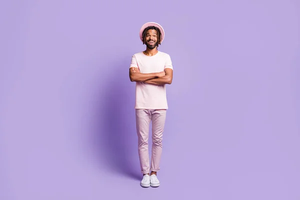 Foto de tamaño completo de joven afro guapo sonriente hombre alegre hombre hombre cruz manos mirar cámara aislada sobre fondo de color violeta — Foto de Stock