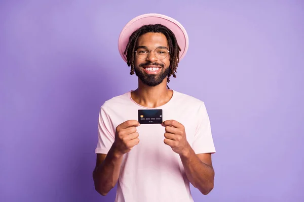 Foto portrét muže držícího plastovou kartu ve dvou rukou izolovaných na živém purpurovém pozadí — Stock fotografie