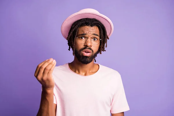 Foto retrato de homem chateado mostrando italiano sinal de mão isolado em violeta vivo colorido fundo — Fotografia de Stock