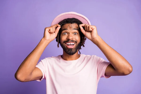 Retrato fotográfico del hombre quitándose las gafas de levantamiento de los ojos con las manos aisladas sobre fondo de color violeta vivo —  Fotos de Stock