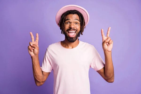 Фотопортрет смеющегося мужчины с двумя V-знаками, изолированными на ярко-фиолетовом фоне — стоковое фото